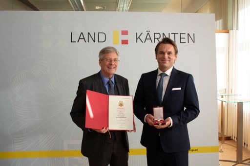 Im Bild (von links nach rechts): Landeshauptmann Peter Kaiser
verleiht Harald Kitz das Ehrenzeichen des Landes Kärnten am
28.11.2019