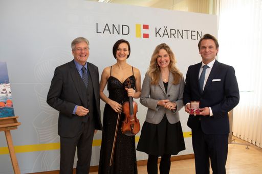 Vorschau Bild von Im Bild (von links nach rechts): Landeshauptmann Peter Kaiser,
Geigerin Deniza Liebhauser und Harald Kitz mit Lebenspartnerin
Kristina, am 28.11.2019, bei der Verleihung des Ehrenzeichens