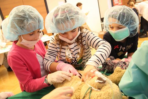  Zum 19. Mal hat das Teddybär-Krankenhaus ab 16.
Dezember 2019 für drei Tage in Wien geöffnet. Die Aktion soll
Kindern auf spielerische Art und Weise die Angst vor dem Arztbesuch
oder Spitalsaufenthalt zu nehmen. Daher können an diesen Tagen die
Kids mit ihren Kuscheltieren, Teddys oder Puppen kommen, um sie
persönlich durchs „Spital“ zu begleiten und als „AssistenzärztInnen“
selbst aktiv mitzuhelfen – und gleichzeitig die Scheu vor einem
Arztbesuch abzulegen.