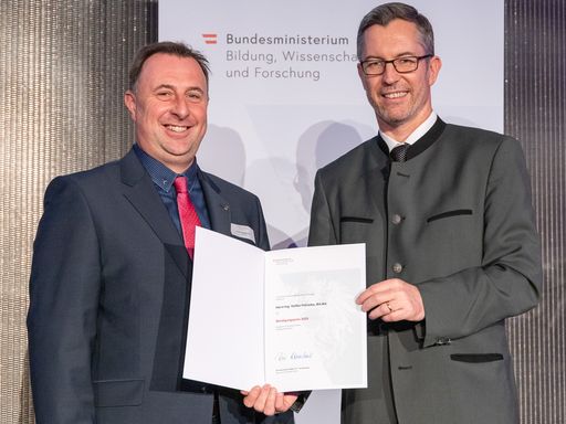  Stefan Petrasko, Absolvent der Studiengangs Public
Management an der FH Kärnten, ist einer der 50 nationalen
Preisträger des Würdigungspreises des Bundesministeriums für
Wissenschaft, Forschung und Wirtschaft und zählt damit zu den besten
Absolventen der österreichischen Universitäten und Fachhochschulen.
Er erhält den diesjährigen Würdigungspreis für seine Masterarbeit
zum Thema „Die Bewältigung der Flüchtlingskrise 2015/2016 in
ausgewählten Kärntner Gemeinden“.