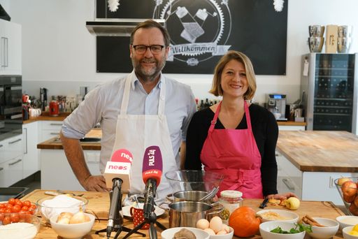 NEOS Wien: Kein frisches Essen für Wiens
Kindergärten und Schulen? Sepp Schellhorn und Bettina Emmerling
kochen eine Alternative