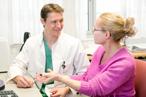 Handchirurg Christian Krasny mit Patientin: Moderne
OP-Methoden umfassen auch den Einsatz von kleinsten Gelenksersätzen.