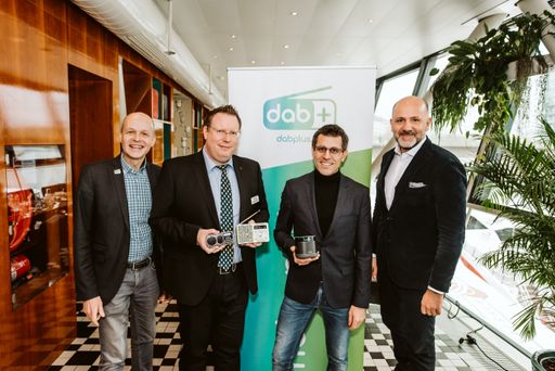 Bereits 22 Sender verbreiten ihr Programm über
DAB+. Im Bild vlnr: Mag. Matthias Gerwinat/GF Digitalradio
Österreich, Robert Lüneberger/Leiter Vertrieb TechniSat Digital
GmbH, Hubert Eiter/Leiter Marketing Aqipa GmbH, Mag. Wolfgang
Struber/Vorsitzender Digitalradio Österreich