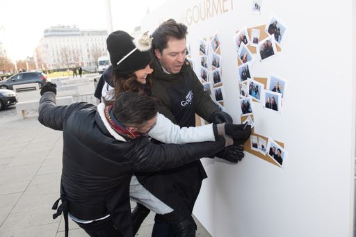 Vorschau Bild von Andi Moravec, Maggie Entenfellner und Daniel
Serafin bekleben die GOURMET Smile-Wall