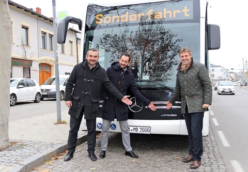  Für den künftigen Einsatz von alternativen
Antriebsmöglichkeiten im Linienverkehr erprobt VOR den
batteriebetriebenen Regionalbus eCitaro von Mercedes-Benz. Bei einer
Testfahrten am 5. Dezember hat Landesrat Dorner sich ein Bild von
dem Elektrobus gemacht.