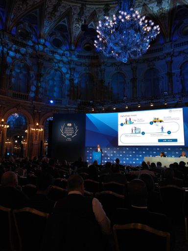 Vorschau Bild von René Schader auf der Bühne der FIA
Jahreshauptversammlung