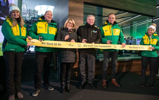 Vorschau Bild von Bei der Eröffnung der Seilbahn in Schladming wurde
vom Aufsichtsratsvorsitzenden Dr. Hellmuth Schnabl, Bürgermeisterin
Elisabeth Krammel, Landeshauptmann Hermann Schützenhöfer und
Planai-GF Dir. Georg Bliem feierlich das Band durchgeschnitten.