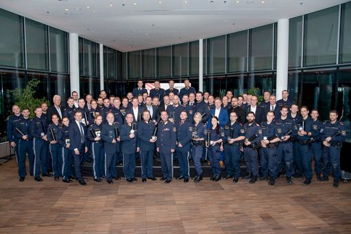 Die Preisträger, sowie Polizeipräsident Gerhard
Pürstl und Raiffeisen in Wien-Vorstand Martin Hauer