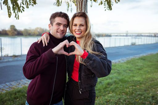 Vorschau Bild von Liebes-News bei "Köln 50667": Die "Marc" und "Jule" Darsteller
Daniel Peukmann und Carolina Noeding sind jetzt auch im wahren Leben
ein Paar. Weiterer Text über ots und www.presseportal.de/nr/6605 /
Die Verwendung dieses Bildes ist für redaktionelle Zwecke
honorarfrei. Veröffentlichung bitte unter Quellenangabe:
"obs/RTLZWEI/RTLZWEI/ Per Florian Appelgren"