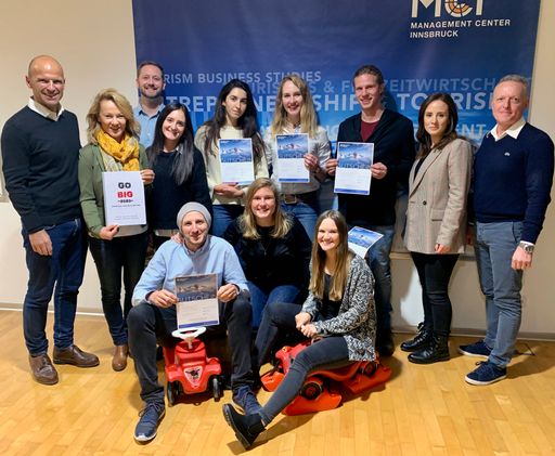 Hubert Siller (Leiter MCI Tourismus), Renate Ecker
(Tourismusdirektorin Zell am See-Kaprun), Michael Amon und Anna
Zembacher (Events Zell am See-Kaprun Tourismus) sowie Magdalena
Jescu (Events Zell am See-Kaprun Tourismus) und Wolfgang Auer
(Lektor des Lehrgangs Eventmanagement) (beide ganz rechts) mit
Studierenden der „Tourismus- und Freizeitwirtschaft“ mit ihrem
prämierten Eventkonzept