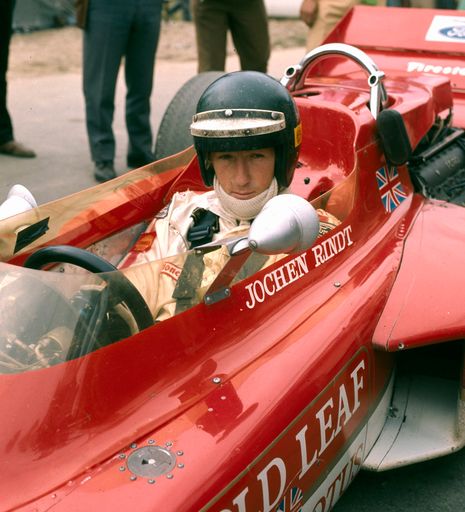 Jochen Rindt in einem Rennwagen