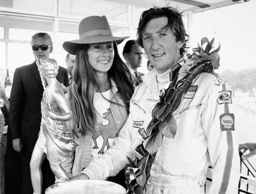 Vorschau Bild von Jochen Rindt und Gattin Nina am Rande eines Rennens