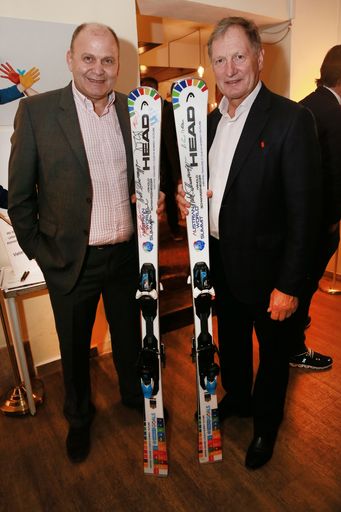 Herbert Waldner (FOR FOREST) und Skilegende Franz
Klammer mit den von zahlreichen Prominenten handsignierten Skiern
der Austrian World Summit-Sonderedition.