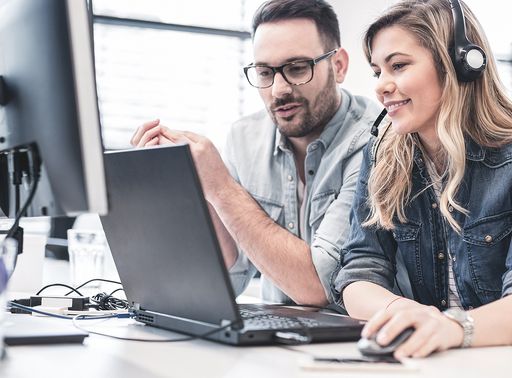 Mit yuu Phone, der flexiblen VoIP-Telefonanlage aus
der Cloud, telefonieren Sie günstig, sicher und so einfach wie noch
nie.