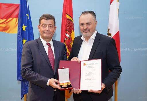 Verleihung des Komturkreuzes durch Landeshauptmann
Doskozil an Esterhazy Generaldirektor Dr. Stefan Ottrubay im Schloss
Esterházy