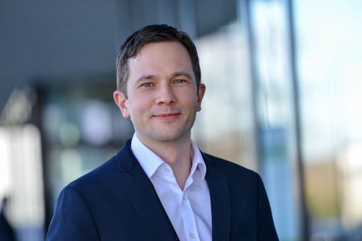 Jan Adams wird mit Wirkung zum 1. Januar 2020 zum Chief
Scientific Officer (CSO) und zum Mitglied der
Konzerngeschäftsführung von Grünenthal ernannt. © Grünenthal
Weiterer Text über ots und www.presseportal.de/nr/118252 / Die
Verwendung dieses Bildes ist für redaktionelle Zwecke honorarfrei.
Veröffentlichung bitte unter Quellenangabe: "obs/Grünenthal
Group/SILKE SAGE"