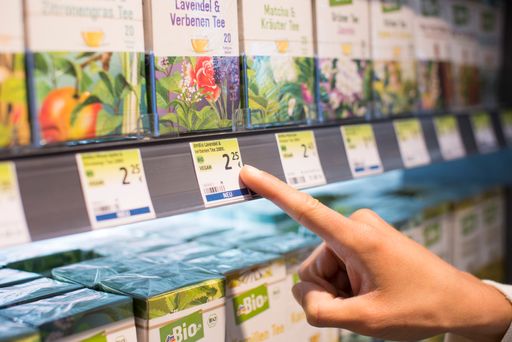  Seit 2017 kennzeichnen die grünen Etiketten am
Regal die nachhaltigeren Produktalternativen.