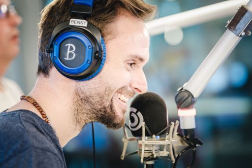  Benny Hörtnagl, Ö3-Musikexperte, bei der Arbeit