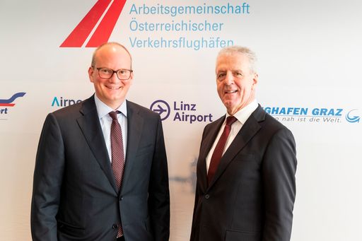  Mag. Julian Jäger, Präsident AÖV und Vorstand
Flughafen Wien AG, und Mag. Gerhard Widmann, Vizepräsident AÖV und
Geschäftsführer Flughafen Graz
