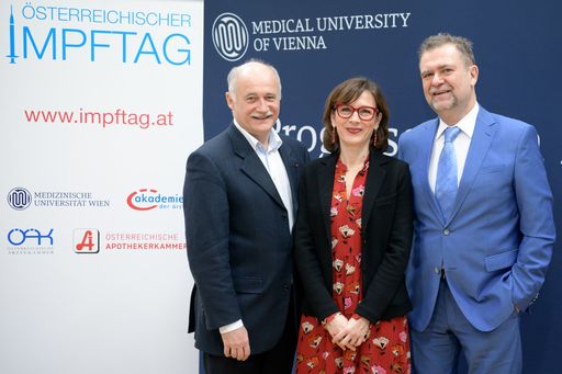  Gerhard Kobinger, Präsidiumsmitglied der Österreichischen
Apothekerkammer; Ursula Wiedermann-Schmidt, Leiterin des Instituts
für Spezifische Prophylaxe und Tropenmedizin der MedUni Wien und
wissenschaftliche Leiterin des Impftags 2020, und Rudolf
Schmitzberger, Leiter des ÖÄK-Impfreferates.