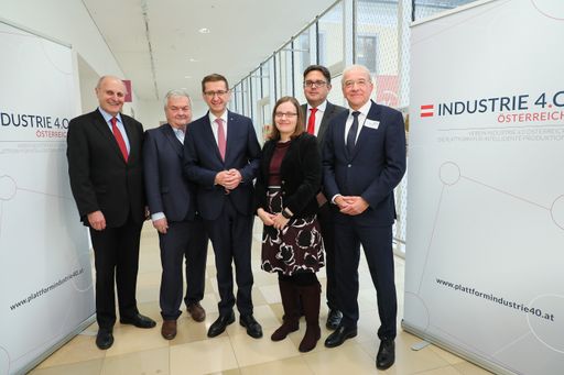 v.l.n.r.: Günter Rübig (Obmann Sparte Industrie
Wirtschaftskammer Oberösterreich), Johann Kalliauer (Präsident
Arbeiterkammer Oberösterreich), Markus Achleitner
(Wirtschafts-Landesrat Oberösterreich), Lisbeth Mosnik (stv.
Abteilungsleiterin „Schlüsseltechnologien für industrielle
Innovation: IKT, Produktion und Nanotechnologie“ im
Bundesministerium für Verkehr, Innovation und Technologie), Walter
Haas (Geschäftsführer ITG - Innovationsservice für Salzburg) und
Kurt Hofstädter (Vorstandsvorsitzender Plattform Industrie 4.0
Österreich) bei der Pressekonferenz in Linz