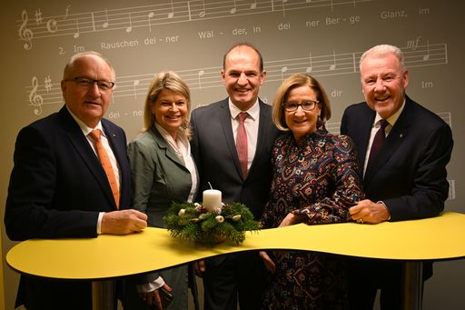 Freuen sich über ein neues Gesicht im VPNÖ-Klub
(v.l.): VP-Agrarsprecher und NÖ Gemeindebund-Vizepräsident LAbg.
Karl Moser, NÖ Bauernbunddirektorin LAbg. Klaudia Tanner, der neu
gewählte Abgeordnete zum Bundesrat Otto Auer, Landeshauptfrau
Johanna Mikl-Leitner und geschäftsführender Klubobmann LAbg. Klaus
Schneeberger.