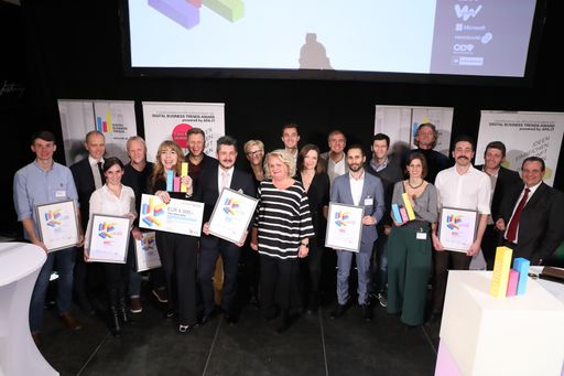 Vorschau Bild von Im Bild die Finalistinnen und Finalisten der
Kategorie Evolution und der Kategorie Revolution mit dem Sponsor
APA-IT, der Jury und den Masterminds der Digital Business Trends. Im
Bild v.l.n.r.: Micha Beiglböck (Online-Vermittlungsportal für
Bio-Fleisch), Andreas Geyrecker (Lexis SmartScan), Susanne Mortimore
(Lexis SmartScan), Florian Skrabal (DOSSIER Sources), Eveline
Pupeter (MACH DEIN SMARTPHONE EINFACH APP), Milan Zahradnik
(PROPSTER), Herbert Schwach (MACH DEIN SMARTPHONE EINFACH APP),
Nicola Dietrich (styria digital one), Barbara Rauchwarter (APA –
Austria Presse Agentur), Patrick Pirchegger (A1 Telekom Austria
Group), Dajana Doskoc (Snipedy), Robert Sablatnig (TU Wien), Clemens
Sagmeister (Snipedy), Clemens Prerovsky (APA-IT), Julia Stefaner
(eguana SCALES), Klement Cabana (styria digital one), Peter Weihs
(eguana SCALES), Alexis Johann (FehrAdvice & Partners), Thomas Stern
(Braintrust, Moderator