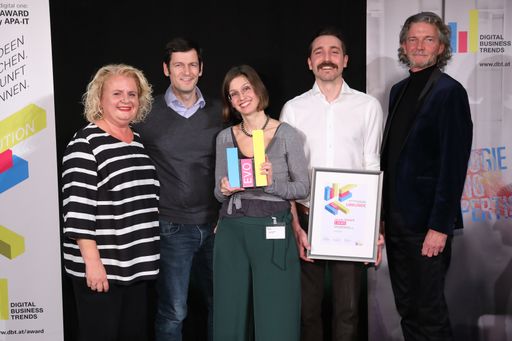 Vorschau Bild von Im Bild die Sieger der Kategorie Evolution mit dem
Sponsor APA-IT und den Masterminds der Digital Business Trends. Im
Bild v.l.n.r.: Barbara Rauchwarter (APA – Austria Presse Agentur),
Clemens Prerovsky (APA-IT), Julia Stefaner (eguana SCALES), Peter
Weihs (eguana SCALES), Klement Cabana (styria digital one)