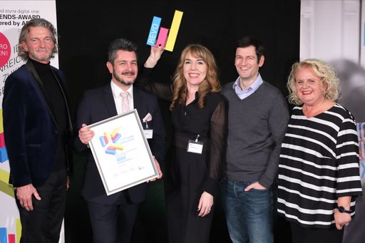 Vorschau Bild von Im Bild die Sieger der Kategorie Revolution mit dem
Sponsor APA-IT und den Masterminds der Digital Business Trends. Im
Bild v.l.n.r.: Klement Cabana (styria digital one), Herbert Schwach
(MACH DEIN SMARTPHONE EINFACH APP), Eveline Pupeter (MACH DEIN
SMARTPHONE EINFACH APP), Clemens Prerovsky (APA-IT), Barbara
Rauchwarter (APA – Austria Presse Agentur)