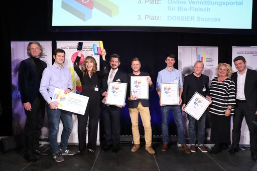 Vorschau Bild von Im Bild die Finalisten der Kategorie Evolution mit
dem Sponsor APA-IT, dem Premium Partner FehrAdvice & Partners und
den Masterminds der Digital Business Trends. Im Bild v.l.n.r.:
Klement Cabana (styria digital one), Clemens Prerovsky (APA-IT),
Eveline Pupeter (MACH DEIN SMARTPHONE EINFACH APP), Herbert Schwach
(MACH DEIN SMARTPHONE EINFACH APP), Milan Zahradnik (PROPSTER),
Micha Beiglböck (Online-Vermittlungsportal für Bio-Fleisch), Florian
Skrabal (DOSSIER Sources), Barbara Rauchwarter (APA – Austria Presse
Agentur), Alexis Johann (FehrAdvice & Partners)