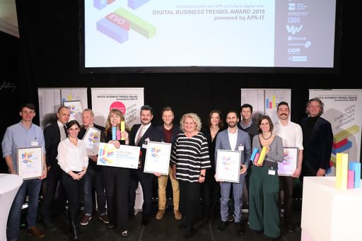 Vorschau Bild von Im Bild die Finalistinnen und Finalisten der
Kategorie Evolution und der Kategorie Revolution mit dem Sponsor
APA-IT und den Masterminds der Digital Business Trends Im Bild
v.l.n.r.: Micha Beiglböck (Online-Vermittlungsportal für
Bio-Fleisch), Andreas Geyrecker (Lexis SmartScan), Susanne Mortimore
(Lexis SmartScan), Florian Skrabal (DOSSIER Sources), Eveline
Pupeter (MACH DEIN SMARTPHONE EINFACH APP), Herbert Schwach (MACH
DEIN SMARTPHONE EINFACH APP), Milan Zahradnik (PROPSTER), Barbara
Rauchwarter (APA – Austria Presse Agentur), Dajana Doskoc (Snipedy),
Clemens Sagmeister (Snipedy), Clemens Prerovsky (APA-IT), Julia
Stefaner (eguana SCALES), Peter Weihs (eguana SCALES), Klement
Cabana (styria digital one)