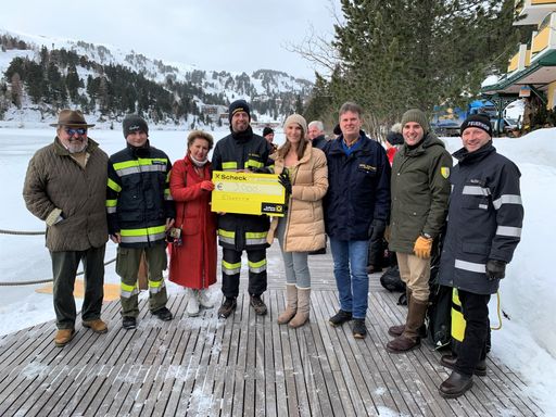 Vorschau Bild von 3.000 Euro an die freiwilligen Feuerwehren aus der
Region. Durch ihren mutigen Einsatz haben sie vielen Personen bei
den letzten Unwettern geholfen.