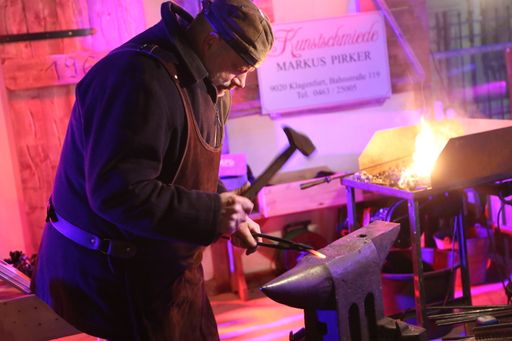 Einen Tag, bevor in Klagenfurts Innenstadt ins Neue
Jahr getanzt wird, feiert die Bauernschaft ihren eigenen Silvester.
Am Abend des 30. Dezember geht’s also zünftig zu am Neuen Platz in
Klagenfurt, bei Silvester-Ritualen wie dem Bauern-Orakel, dem
Zockelwerfen oder Hütel-Lupfen kann man einen Blick in die Zukunft
wagen.