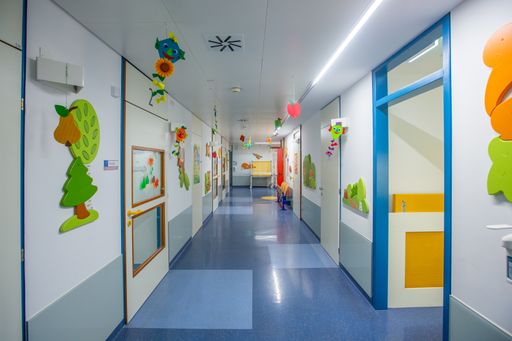  Es leuchtet grün in den Räumen des St. Anna Kinderspitals. Der
Einsatz von 1.100 LED Leuchten reduziert die CO2 Emissionen um 75
Tonnen im Jahr.
