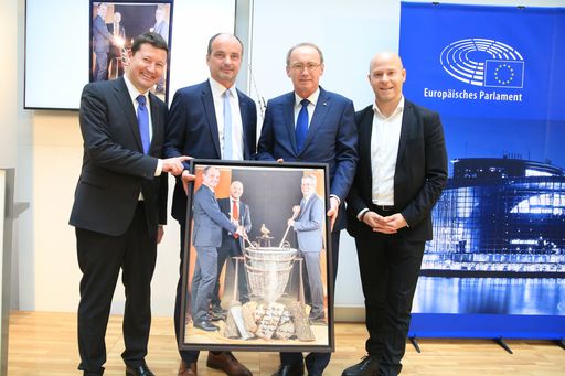 https://www.apa-fotoservice.at/galerie/21787 Martin
Selmayr, Leiter der Vertretung der Europäischen Kommission, Georg
Pfeifer, Leiter des Verbindungsbüros des Europäischen Parlaments,
Othmar Karas, Vizepräsident des Europäischen Parlaments, Paul
Schmidt, Generalsekretär Österreichische Gesellschaft für
Europapolitik