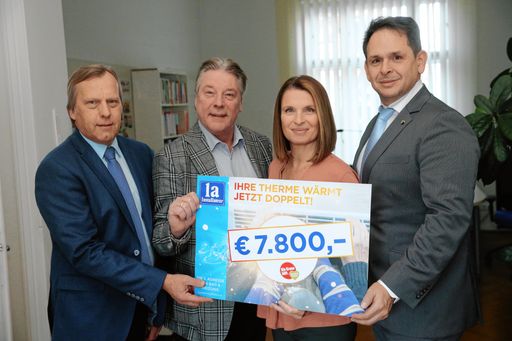  Spendenübergabe der 1a-Installateure an die
Schirmherrin der Aktion "Ein Funken Wärme" der Caritas und
Kronenzeitung, Barbara Stöckl: (v.l.n.r.:)
1a-Marketingberatung-Geschäftsführer Mag. Paul Apfelthaler, 1a
Installateure-Beirat Johann Marvan, Barbara Stöckl sowie 1a
Installateure-Beirat Thomas Wiesmayr.