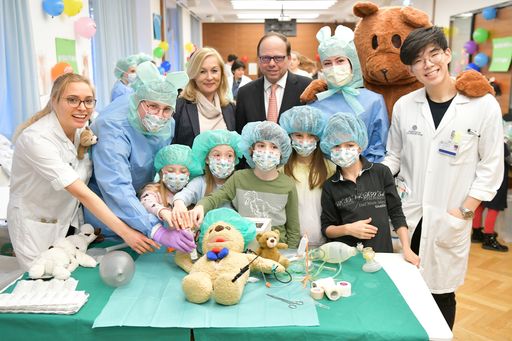  https://www.apa-fotoservice.at/galerie/21425
Zahlreiche Kinder sind heute mit ihren Lieblings-Teddys,
Schmusetieren und Puppen zum Auftakt ins Teddybärkrankenhaus in Wien
gekommen. Mit Hilfe der kleinen AssistenzärztInnen wurden die
Kuscheltiere in den Ambulanzen untersucht, fachkundig behandelt und
sogar operiert. Auch Anita Rieder, für Lehre zuständige Vizerektorin
der MedUni Wien, und Ärztekammer-Präsident Thomas Szekeres durften
beim Röntgen oder bei Operationen assistieren.