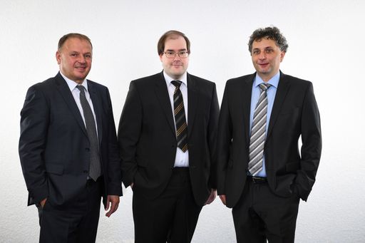 Vorschau Bild von Das neue Führungsteam mit Dir. Yves Suter als Geschäftsführer
wird ab dem Jahreswechsel aktiv. Unterstützt wird Suter von den
beiden Prokuristen Prok. BM Erwin Nechwatal und Prok. Andreas
Talamas.