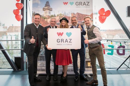 wee unterstützt mit innovativem Mobile Payment- und
Cashback-System Grazer Einzelhandel im Kampf gegen Umsatzeinbußen
durch Online-Shopping / Start frei für die Markterschließung von wee
in Graz und der Steiermark. Gut gelaunt präsentieren (v.l.n.r.)
Peter Grünewald (Vorstand MPM Group AG), Prof. Leo Schrutt
(Verwaltungsratspräsident der Swiss Fintec Invest AG), Kathi Lercher
(SMADI GmbH), Cengiz Ehliz (wee-Founder und Unternehmer) und Willi
Gabalier (Profi-Tänzer und Unternehmer ) das Aktionslogo für die
Initiative "wee Love Graz". Weiterer Text über ots und
www.presseportal.de/nr/122695 / Die Verwendung dieses Bildes ist für
redaktionelle Zwecke honorarfrei. Veröffentlichung bitte unter
Quellenangabe: "obs/weeCONOMY AG/Grabner / salondeluxe.at"