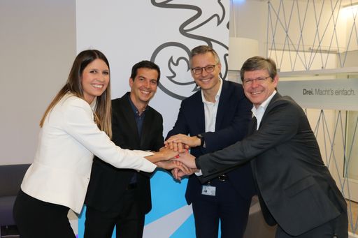 v.l.n.r. Marion Paschinger, Geschäftsführerin easy
green energy, Herr Jean-Brice Piquet-Gauthier, Geschäftsführer easy
green Energy, Drei CEO Jan Trionow und Drei CCO Rudolf Schrefl