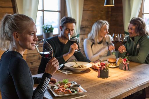  Die engagierten Gastgeber von „Genuss Reisen
Österreich“ wollen im Winter mit SKI-GENUSS und speziellen
Genussprogrammen für die kulinarische Reisedestination Österreich
und die Schätze ihrer Region begeistern:
https://www.genussreisen-oesterreich.at/ski-genuss/