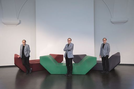 MQ Direktor Christian Strasser präsentiert die
Farben für das Voting der MQ Hofmöbel