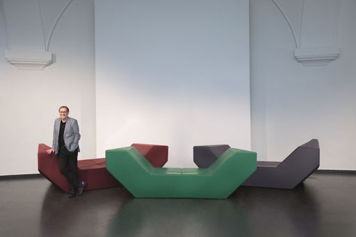 Vorschau Bild von MQ Direktor Christian Strasser präsentiert die
Farben für das Voting der MQ Hofmöbel