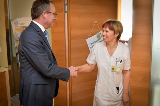  LH-Stellvertreter Dr. Stephan Pernkopf mit DGKP
Adelheid Hammerl, stv. Stationsleitung Gynäkologie und Geburtshilfe,
Landesklinikum Melk