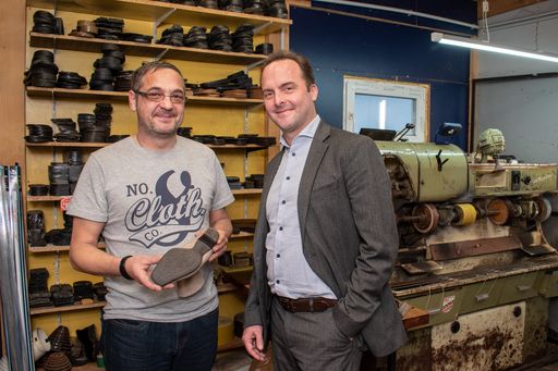 AUVA-Generaldirektor Alexander Bernart besuchte
Gernot Schaller in seiner Werkstatt zu Hause in Purbach am
Neusiedler See