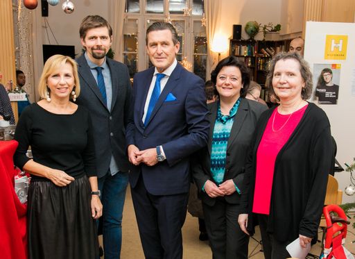Bei der Weihnachtsfeier des Wiener Hilfswerk
Nachbarschaftszentrums Josefstadt gab es am 19. Dezember einen
besonderen Ehrengast: Finanz- und Wirtschaftsstadtrat Peter Hanke
besuchte die von der Stadt Wien geförderte Einrichtung, einen Ort,
an dem das soziale Miteinander und die gegenseitige Unterstützung
der unterschiedlichsten Bevölkerungsgruppen im Vordergrund stehen.