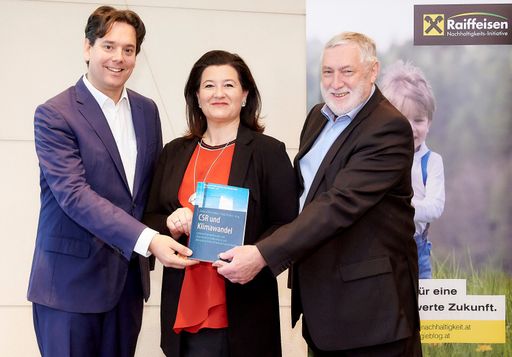  v.l.n.r.: René Schmidpeter (Prof. für Int.
Wirtschaftsethik & CSR an der CBS Cologne Business School) und die
Buch-Herausgeber Andrea Sihn-Weber (Geschäftsführerin der RNI) und
Franz Fischler (Vorsitzender der RNI)