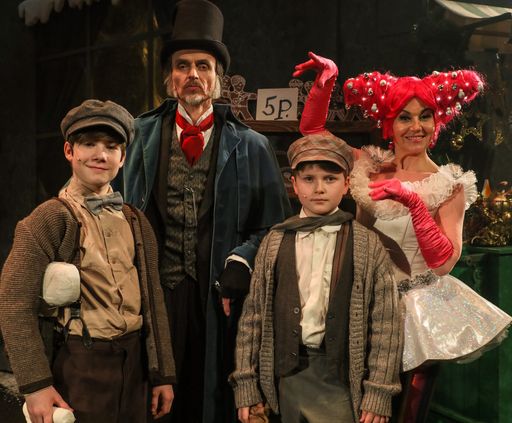  Wolfgang Grindemann (Scrooge), Barbara Czar (Mrs. Quit, 1. Geist)
mit Kinderdarstellern