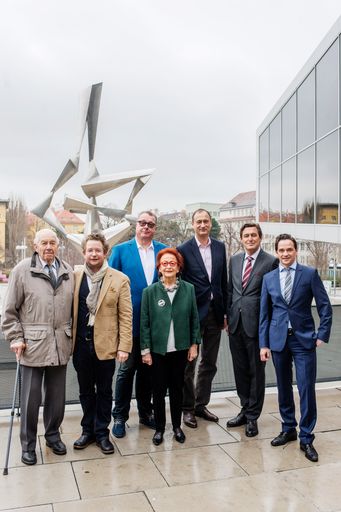 Vorschau Bild von Im März 2015 bekamm die Stahlplastik "Die Bewegung" von Bildhauer
Wander Bertoni ihren neuen Standort am Roland-Rainer-Platz.