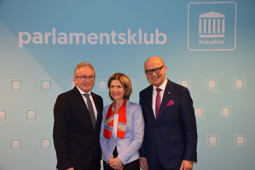 Das Foto zeigt von links nach rechts Karl Bader,
Bundesratspräsident im zweiten Halbjahr 2019, Andrea
Eder-Gitschthaler, Bundesratspräsidentin im zweiten Halbjahr 2020,
und Robert Seeber, Bundesratspräsident im ersten Halbjahr 2020, also
direkter Nachfolger von Karl Bader. © ÖVP-Klub/Hatheier